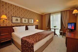 Отель Hotel Club Central Хисаря Двухместный номер с 2 отдельными кроватями-2